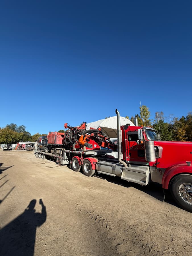 Foreuse chargée sur fardier derrière un camion VIAX